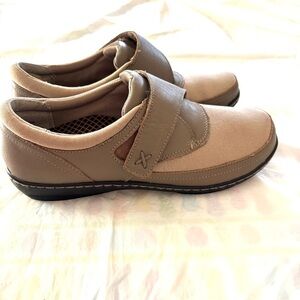 Aetrex Emma Monk Strap Shoes tan Velcro closures SZ 9 M Worn 1X Indoors Like New